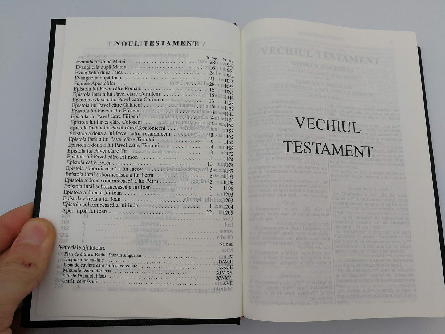 Romanian Midsize Hardcover Bible Words of Christ in Red / Biblia sau Sfanta Scriptura Cu Trimiteri / Cuvinte Domnului in rosu / Traducerea Dumitru Cornilescu revizuita ortografic 053 (2009-05-03)