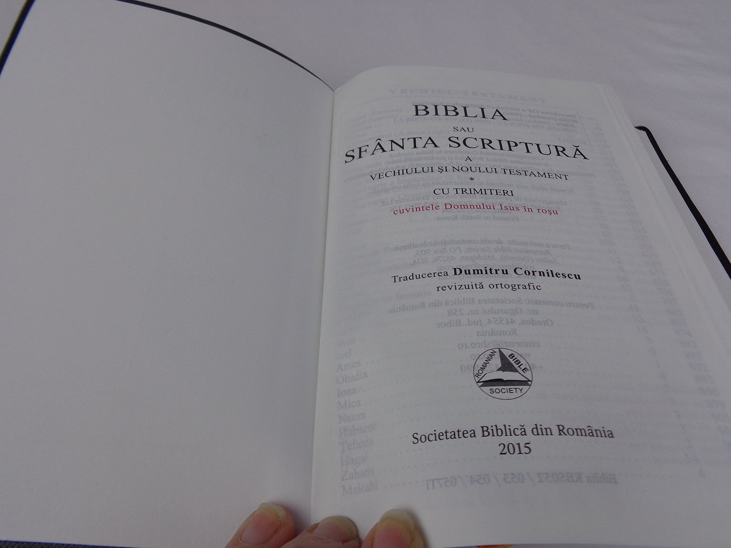 Black Vinyl Bound Romanian Bible / Biblia sau Sfanta Scriptura Cu Trimiteri / Cuvinte Domnului in Rosu Words of Christ in Red / Traducerea Dumitru Cornilescu revizuita ortografic 052 Series 2015 Print