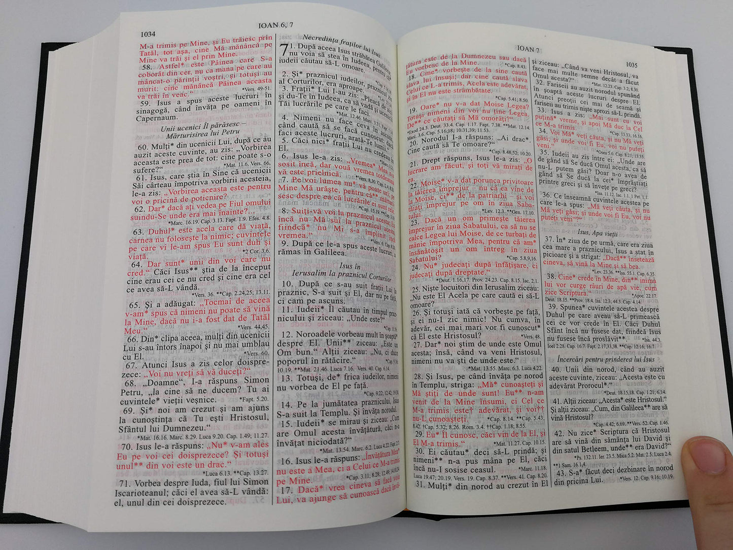 Romanian Midsize Hardcover Bible Words of Christ in Red / Biblia sau Sfanta Scriptura Cu Trimiteri / Cuvinte Domnului in rosu / Traducerea Dumitru Cornilescu revizuita ortografic 053 (2009-05-03)