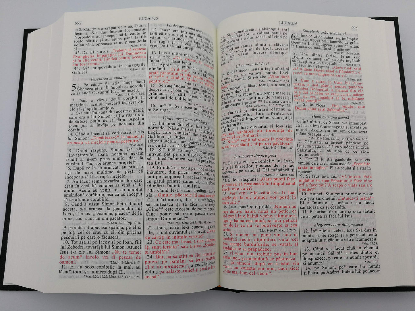 Romanian Midsize Hardcover Bible Words of Christ in Red / Biblia sau Sfanta Scriptura Cu Trimiteri / Cuvinte Domnului in rosu / Traducerea Dumitru Cornilescu revizuita ortografic 053 (2009-05-03)